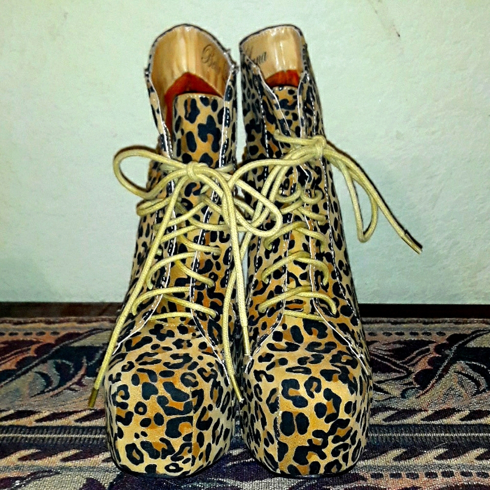 Beautiful Leopard Print and Rhinestone Booties. - Picture 6 of 7